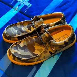 Men's Hey Dude Shoes Size 11 Camo